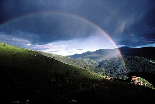 Un double arc-en-ciel apparaît au-dessus du monastère de Palpung à l’approche de Dilgo Khyentsé Rinpoché.