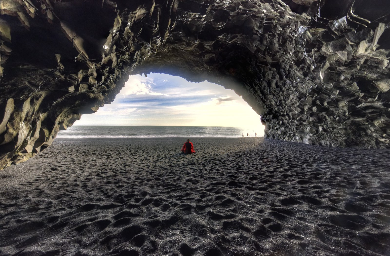 Grotte basaltique, plage de Reynisfjara, Islande. (Image prise avec la complicité bienveillante de Jean-Pierre Devorsine).